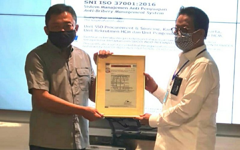 PENYERAHAN SERTIFIKAT. Direktur Utama Sucofindo Bachder Djohan Buddin (kanan) menyerahkan sertifikat SNI ISO 37001: 2016 kepada Direktur Utama Telkom Ririek Adriansyah di Telkom Landmark Tower, Gatot Soebroto, Jakarta Selatan, Kamis (13/8/2020). foto: istimewa