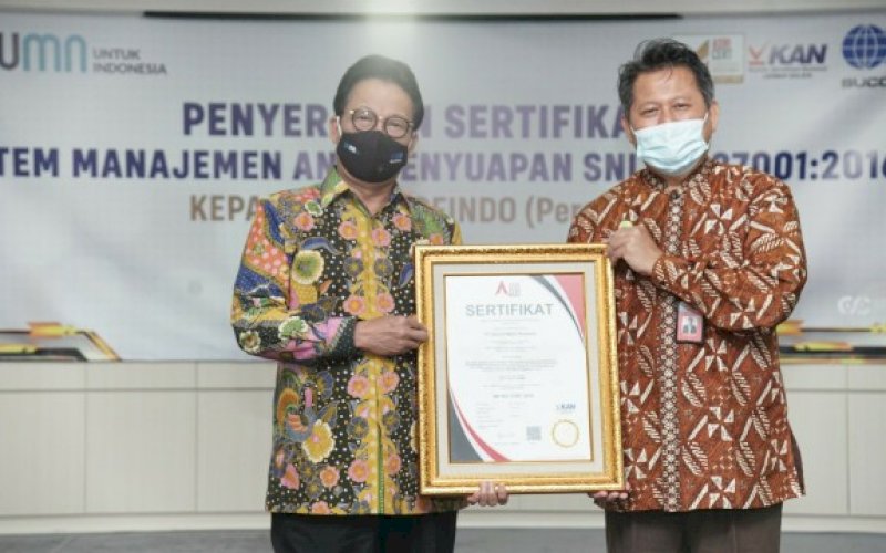 TERIMA SERTIFIKAT. Direktur Utama Asricert Indonesia Hasnop Putra menyerahkan Sertifikat Sistem Manajemen Anti Penyuapan SNI ISO 37001:2016 kepada Direktur Utama Sucofindo Bachder Djohan Buddin (kanan) di Graha Sucofindo, Jakarta, Jumat (14/8/2020). foto: istimewa
