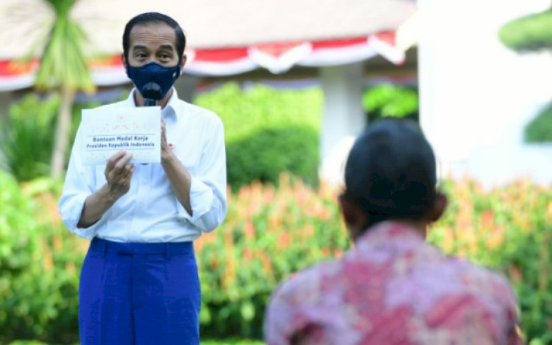 BANTUAN. Presiden Joko Widodo menyerahkan secara langsung bantuan modal kerja bagi para pelaku UMK yang berasal dari sejumlah wilayah di DKI Jakarta dan Kepulauan Seribu di halaman tengah Istana Merdeka, Jakarta, Rabu (19/8/2020). Selanjutnya, bantuan presiden produktif kepada 9,1 juta UMK juga segera disalurkan. foto: setpres