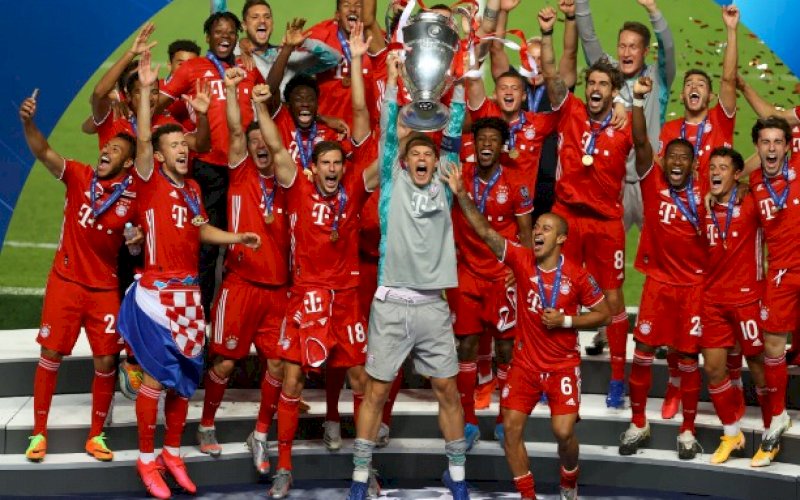 PESTA JUARA. Bayern Munich meraih trofi Liga Champions dengan rekor 100 persen kemenangan termasuk mengalahkan Paris Saint-Germain 1-0 pada babak final yang berlangsung di Estadio da Luz, Lisbon, Portugal, Senin (24/8/2020) dini hari WITA. foto: twitter @ChampionsLeague