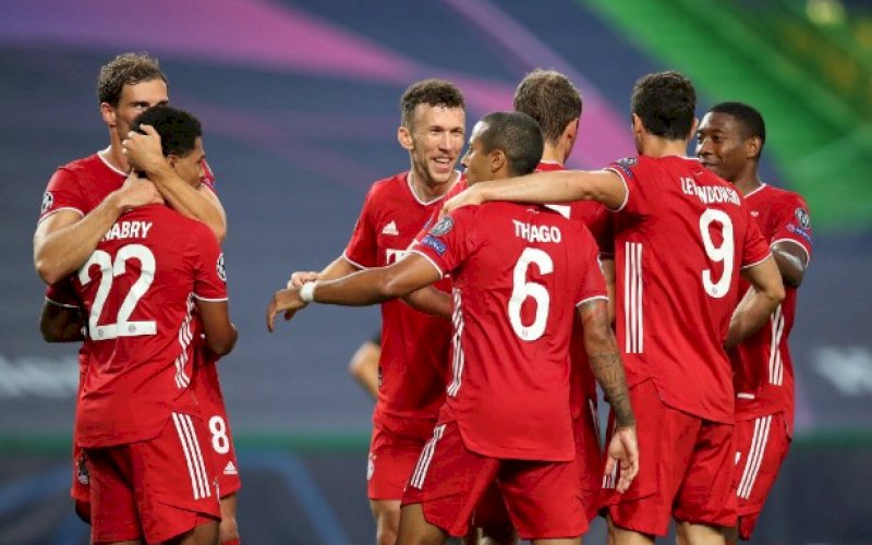 PESTA KEMENANGAN. Pemain Bayern Munich merayakan kemenangan 3-0 atas Olympique Lyon di&nbsp;semifinal Liga Champions di Estadio Jose Alvalade, Lisbon, Kamis (20/8/2020) dini hari WITA. foto: twitter