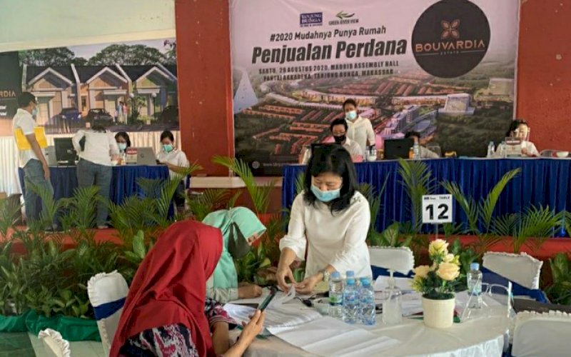 DIMINATI. Suasana penjualan perdana kluster Bouvardia Estate yang dibangun PT GMTD Tbk dengan standar protokol kesehatan Covid-19 di Akkarena, Sabtu (29/8/2020). Penjualan unit sangat diminati dan sold out. foto: istimewa