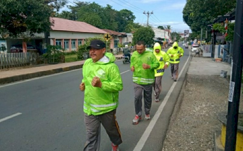 BERLARI. Personel Batalyon C Pelopor Satbrimob Polda Sulsel melakukan lari bersama untuk menjaga postur badan yang ideal dan proporsional. foto: istimewa