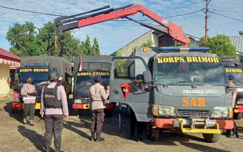 PEMERIKSAAN. Personel melakukan pemeriksaan terhadap kendaraan operasional SAR Batalyon C Pelopor Satbrimob Polda Sulsel, Rabu (12/8/2020). foto: istimewa