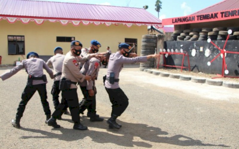 LATIHAN. Personel Batalyon C Pelopor Satbrimob Polda Sulsel mengikuti latihan pengamanan dan pengawalan VVIP yang dilaksanakan secara parsial, Senin (24/08/20). foto: istimewa
