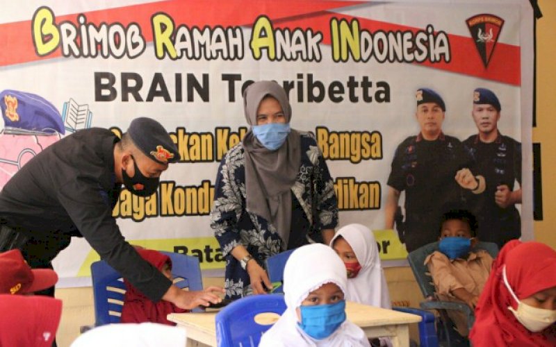 BELAJAR ONLINE. Personel Batalyon C Pelopor Satbrimob Polda Sulsel memantau pelaksanaan program Brain (Brimob Ramah Anak Indonesia) di Desa Panyili, Kecamatan Palakka, Kabupaten Bone, Jumat (28/8/2020). foto: istimewa