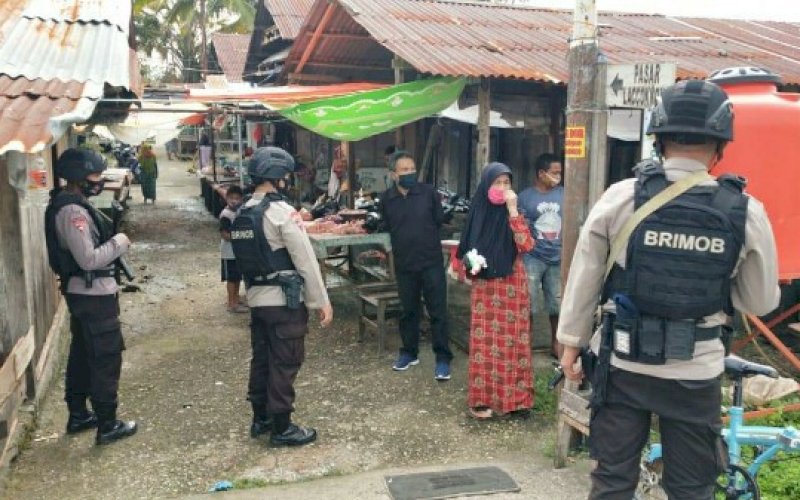 ADAPTASI. Personil Batalyon C Pelopor Satbrimob Polda Sulsel yang bermarkas di Kabupaten Bone melakukan sosialisasi adaptasi kebiasaan baru di Pasar Tradisional Sambaloge Kota Watampone, Minggu (9/8/2020). foto: istimewa