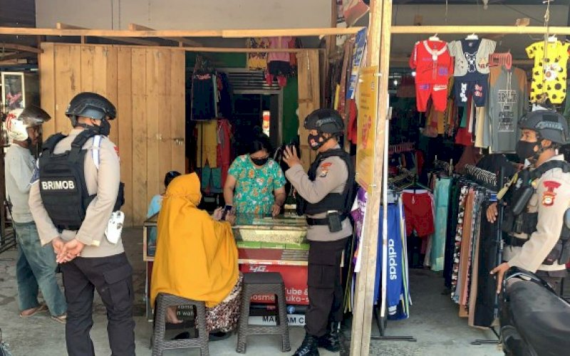 PATROLI DIALOGIS. Personel Brimob Yon C Pelopor melaksanakan patroli dialogis sambil mengajak masyarakat untuk patuh terhadap imbauan pemerintah terkait penerapan protokol kesehatan, Minggu (30/8/2020). foto: istimewa
