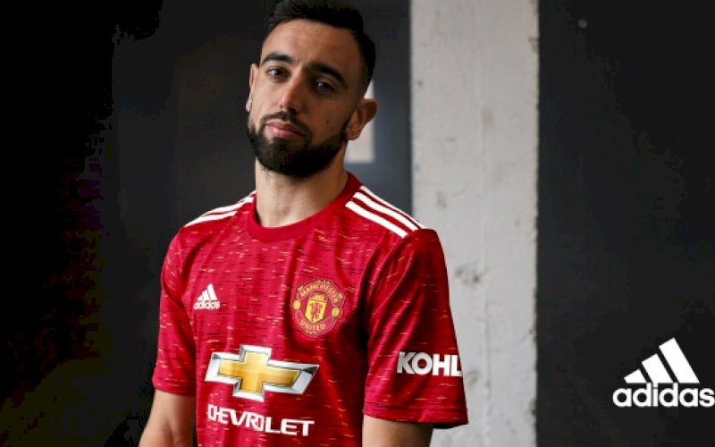 JERSEY BARU. Bruno Fernandes menggunakan jersey kandang baru Manchester United untuk musim 2020/2021. foto: twitter @manutd