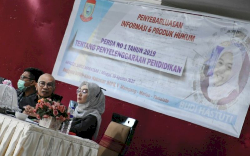 SOSIALISASI PERDA. Anggota DPRD Kota Makassar, Budi Hastuti, melaksanakan kegiatan sosialisasi penyebarluasan dan informasi produk hukum daerah Kota Makassar di Hotel Aerotel Smile Makassar, Minggu (16/8/2020). foto: istimewa