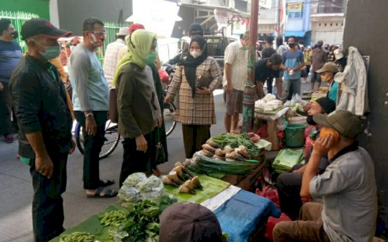 SIDAK. Komisi B DPRD Kota Makassar turun melakukan sidak di Pasar Bacan, Jl Bacan, Kelurahan Kampung Melayu Baru, Kecamatan Wajo, Kota Makassar, Sabtu (22/8/2020). foto: istimewa