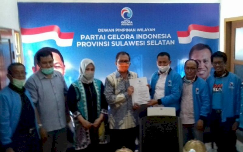 PENYERAHAN DUKUNGAN. Ketua DPW Partai Gelora H Syamsari Kitta (kanan) menyerahkan surat rekomendasi atau dukungan kepada pasangan calon Wali Kota Makassar dan Wakil Wali Kota Makassar, Mohammad Ramdhan Pomanto-Fatmawati Rusdi (Danny-Fatma) di Sekretariat DPW Partai Gelora Sulsel di Jl Pelita, Kota Makassar, Rabu (25/8/2020). foto: istimewa
