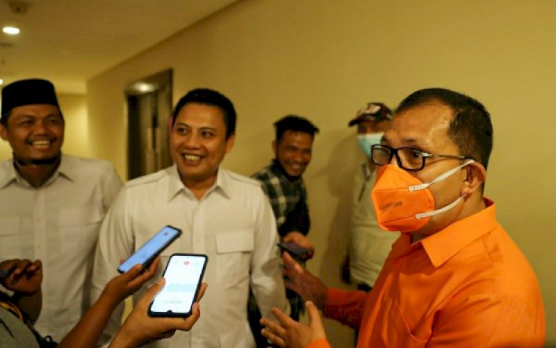 BERI KETERANGAN. Bakal calon Wali Kota Makassar Moh Ramdhan Pomanto (kanan) bersama Ketua DPD Gerindra Sulsel Andi Iwan Darmawan Aras memberikan keterangan kepada media usai penyerahan formulir format B1-KWK cakada Pilkada Serentak 2020 Provinsi Sulsel di Hotel Claro Makassar, Sabtu (29/8/2020) malam. foto: istimewa