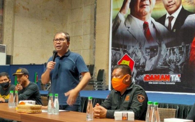 TERIMA DUKUNGAN. Bakal calon Wali Kota Makassar, Moh Ramdhan Pomanto, memberikan pidato di depan komunitas DP 521 yang datang memberikan dukungan di kediamannya, Hall Amirullah, Jl Amirullah, Kota Makassar, Rabu (12/8/2020) malam. foto: istimewa