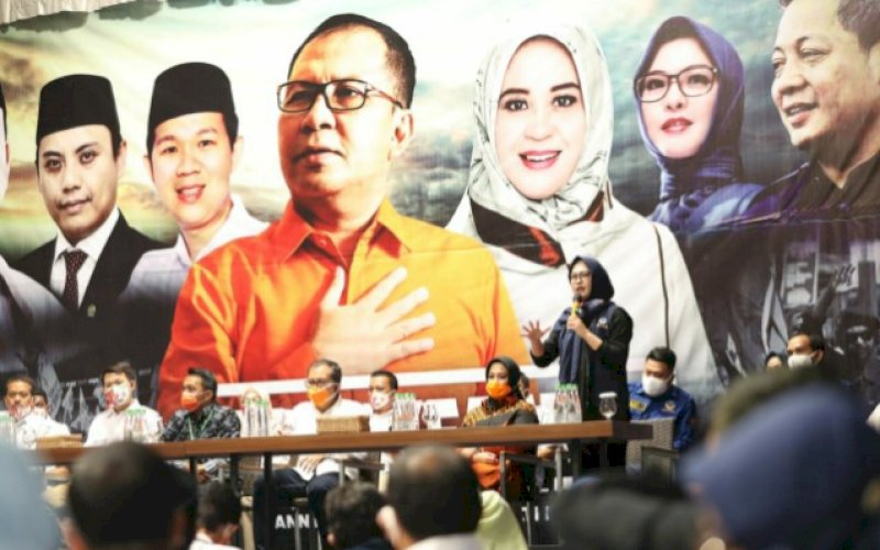 ORASI. Ketua DPD Partai Nasdem Kota Makassar, Andi Rachmatika Dewi, memberikan orasi di depan pendukung pasangan bakal calon Wali Kota-Wakil Wali Kota Makassar Moh Ramdhan Pomanto-Fatmawati Rusdi di Jl Amirullah, Makassar, Senin (3/8/2020) malam. foto: istimewa