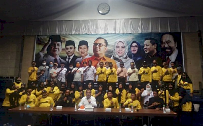 SILATURAHMI. Bakal calon Wali Kota Makassar, Moh Ramdhan &lsquo;Danny&rsquo; Pomanto menerima silaturahmi dari komunitas Ojek Online (Ojol), Batman Community dan Gempur Community di kediamannya di Jl Amirullah, Kota Makassar, Rabu (19/8/2020) malam. foto: istimewa
