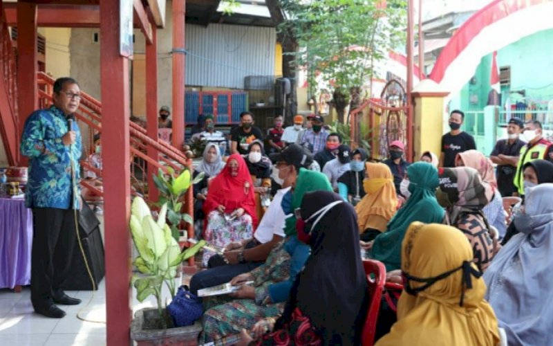 SILATURAHMI. Bakal calon Wali Kota Makassar, Moh Ramdhan Pomanto memenuhi undangan silaturahmi di Jl Bontoramba, Kelurahan Tamalanrea, Kecamatan Tamalanrea, Selasa (18/8/2002). foto: istimewa