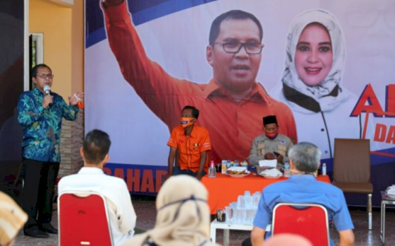 ORARASI. Bakal calon Wali Kota Makassar, Moh Ramdhan Pomanto berorasi di depan masyarakat saat memenuhi undangan silaturahmi di Kompleks Grand Harmony, Kelurahan Tamalanrea Indah, Kecamatan Tamalanrea, Selasa (18/8/2002). foto: istimewa