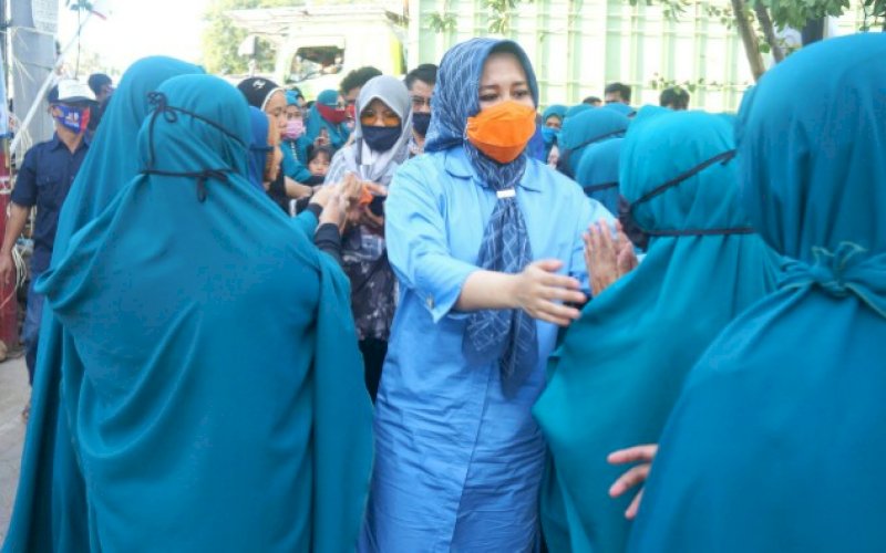 DISAMBUT WARGA. Kandidat Wakil Walikota Makassar, Fatmawati Rusdi, mendapatkan sambutan luar biasa dari warga di sela-sela mappatabe', memohon doa, restu dan dukungan berbagai lapisan masyarakat. foto: istimewa