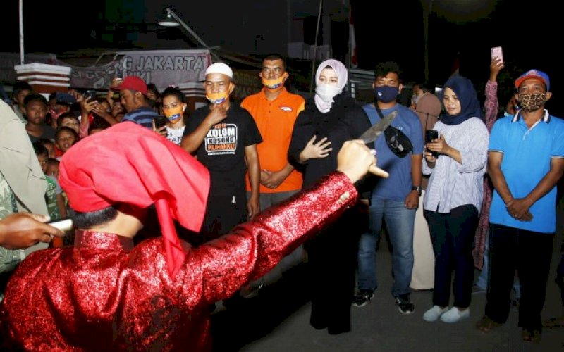 SAMBUTAN. Bakal calon Wakil Wali Kota Makassar, Fatmawati Rusdi, disambut tradisi Angngaru di Jl Tidung Mariolo, Kelurahan Tidung, Kecamatan Rappociniz Selasa (25/8/2020) malam. foto: istimewa