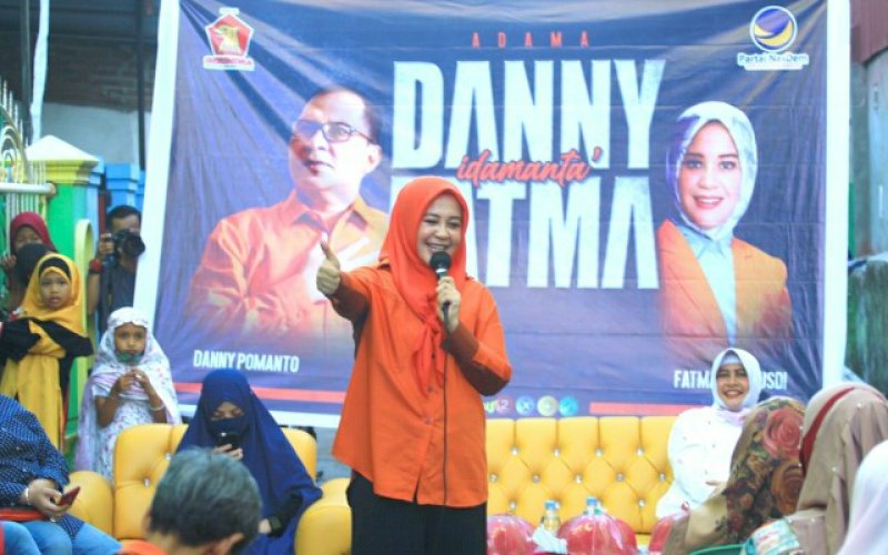 SILATURAHMI. Kandidat Wakil Wali Kota Makassar, Fatmawati Rusdi, memberikan orasi saat menghadiri acara silaturahmi bersama warga di Kelurahan Camba Berua, Kecamatan Ujung Tanah, Kamis (27/8/2020). Turut hadir Indira Mulyasari Paramastuti dan istri bersama putri Danny Pomanto Indira Jusuf Ismail dan Aulia Aura Imandara. foto: istimewa