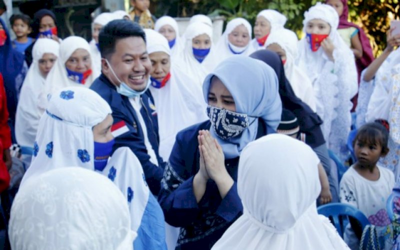 SAMBUTAN. Ratusan anggota Majelis Taklim Nur Rahmah di Kelurahan Maccini Sombala, Kecamatan Tamalate, Kota Makassar menyambut kehadiran bakal calon Wakil Wali Kota Makassar, Fatmawati Rusdi, Senin (24/8/2020). foto: istimewa