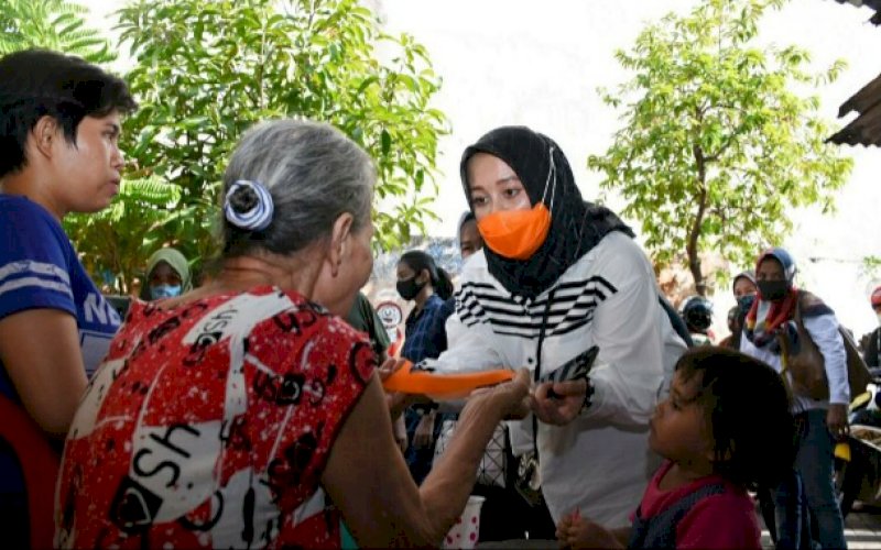 SAPA WARGA. Kandidat Wakil Wali Kota Makassar, Hj Fatmawati Rusdi, menyapa warga dengan memberikan masker saat masuk lorong-lorong di Kelurahan Baraya, Rabu (5/8/2020). foto: istimewa