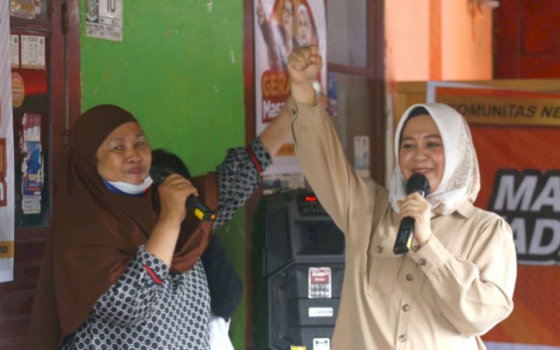 FATMA MENYAPA. Seorang warga mengangkat tangan bakal calon Wakil Wali Kota Makassar Fatmawati Rusdi di sela-sela kunjungannya menyapa warga ke sejumlah kelurahan, Rabu (12/8/2020). foto: istimewa