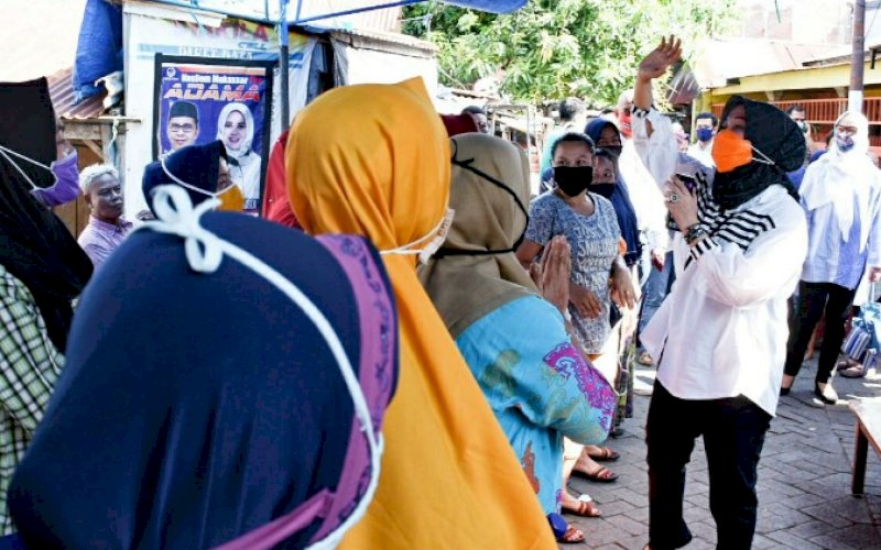 SAPA WARGA. Bakal calon Wakil Wali Kota Makassar Fatmawati Rusdi menyapa warga di sela-sela kunjungan silaturahmi, belum lama ini. foto: istimewa