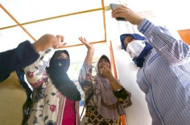 Fatmawati Video Call Danny, Sampaikan Rindu Warga Kelurahan Ende