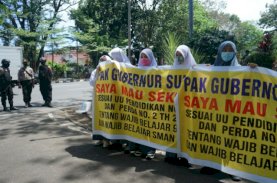 Siswa dan Forum Orang Tua Murid Geruduk Rujab Gubernur Sulsel