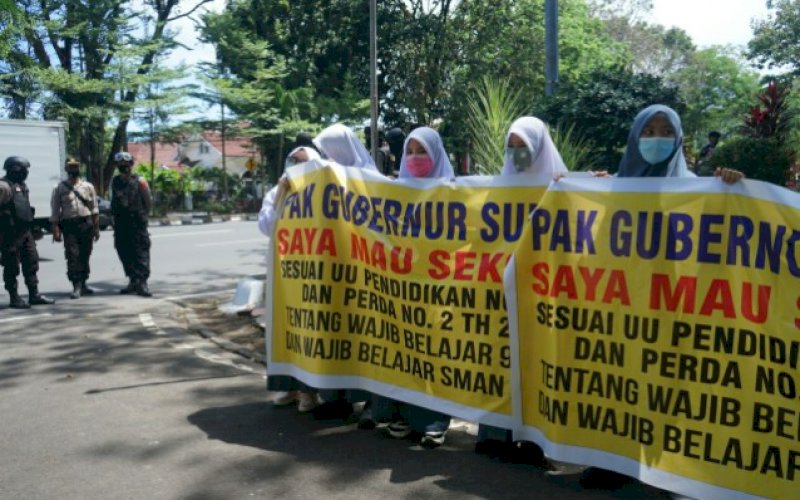 UNJUK RASA. Peserta aksi unjuk rasa yang tergabung di dalam Forum Orang Tua Murid dan Organisasi Pergerakan Mahasiswa (OPM) saat mendatangi Rumah Jabatan Gubernur Provinsi Sulsel, di Makassar, Rabu (12/8/2020). foto: doelbeckz/pluz.id