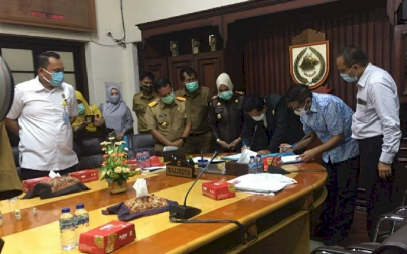 PENANDATANGANAN. Associate Director GMTD A Eka Firman bersama Pj Wali Kota Makassar Prof Rudi Djamaluddin menandatabgani berkas penyerahan aset GMTD kepada Pemkot Makassar di Ruang Rapat Wali Kota, Gedung Balai Kota Makassar, Senin (10/8/2020). foto: anas/pluz.id