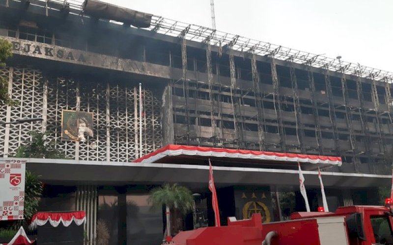 PASCA KEBAKARAN. Nampak Gedung Kejaksaan Agung terlihat, Minggu (23/8/2020) pagi, usai terbakar kurang lebih 11 jam sejak pukul 19.10 WIB, Sabtu (22/8/2020). foto: istimewa
