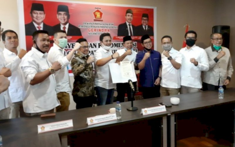 PENYERAHAN REKOMENDASI. Ketua DPD Partai Gerindra Provinsi Sulsel Andi Iwan Darmawan Aras menyerahkan rekomendasi DPP Gerindra kepada pasangan bakal calon Bupati dan Wakil Bupati Bulukumba, HA Muchtar Ali Yusuf-HA Edy Manaf di Sekretariat DPD Gerindra Sulsel, Senin (3/8/2020). foto: doelbeckz/pluz.id