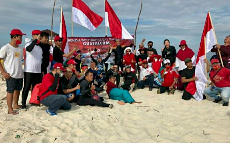 SAMBUT HUT RI. Aktivis Lingkungan Gusung Tallasa Community (Gustalcom) menyambut HUT Kemerdekaan RI ke-75 dengan melakukan pemancangan delapan bendera merah putih di bawah laut dan aksi bersih pulau di Pulau Kodingareng Keke, Minggu (16/8/2020). foto: doelbeckz/pluz.id
