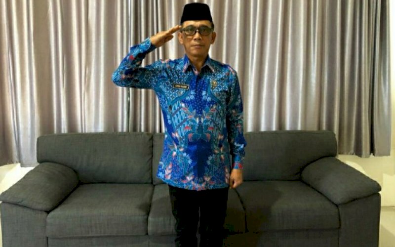 PENGHORMATAN. Kepala BNNP Sulsel, Brigjen Pol Drs Idris Kadir SH MHum melakukan penghormatan pada upacara peringatan HUT Kemerdekaan Republik Indonesia ke-75 di lingkup BNNP Sulsel secara virtual, Senin (17/8/2020). foto: istimewa