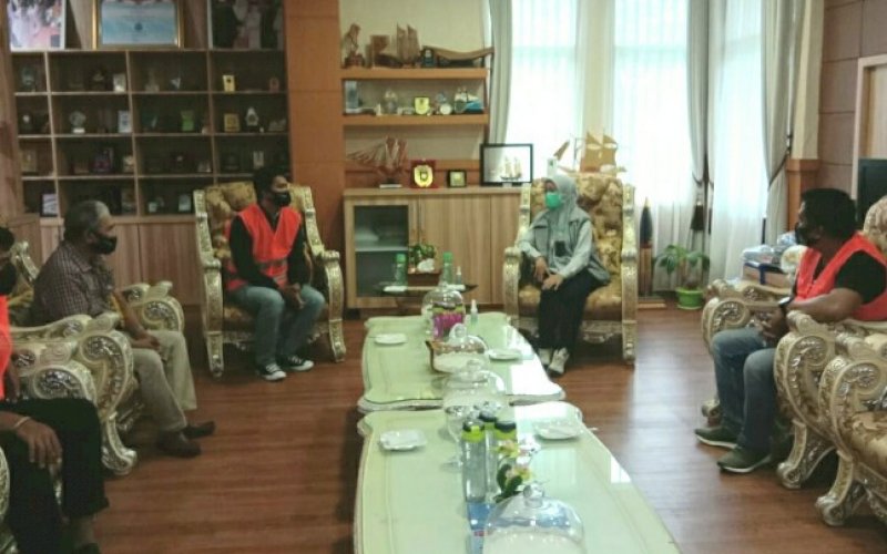 INKINDO PEDULI. Perwakilan relawan Inkindo Sulsel menyerahkan bantuan untuk korban banjir bandang yang menerjang Kabupaten Luwu Utara kepada Bupati Luwu Utara, Indah Putri Indriani, Kamis (6/8/2020). foto: istimewa
