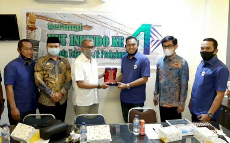 TUKAR CENDERAMATA. Wakil Ketua I DPRD Wajo Firmansyah Perkesi (kiri) menyerahkan cenderamata kepada Ketua Inkindo Sulsel Satriya Madjid saat bersama rombongannya berkunjung ke Sekretariat Inkindo Sulsel di Makassar, Rabu (12/8/2020). foto: doelbeckz/pluz.id