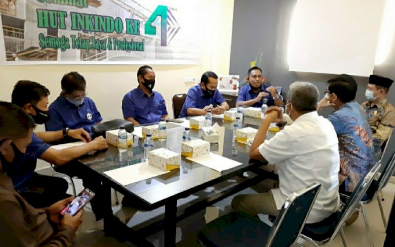 SILATURAHMI. Ketua Inkindo Sulsel Satriya Madjid didampingi sejumlah pengurusnya saat menerima kunjungan Ketua DPRD Wajo Andi Muhammad Alauddin Palaguna bersama rombongan di Sekretariat Inkindo Sulsel, Makassar, Rabu (12/8/2020). foto: doelbeckz/pluz.id