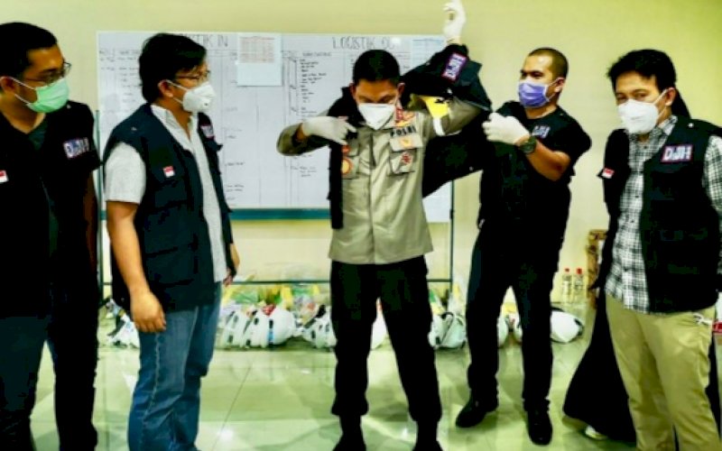 AKRAB. Humas Ikatan Dokter Indonesia (IDI) Kota Makassar, dr Wachyudi Muchsin memasangkan jaket kepada Kapolda Sulsel Irjen Pol Mas Guntur Laupe pada suatu acara, belum lama ini. foto: istimewa