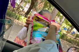 Iwapi Sulsel Berbagi Beras kepada Warga Kurang Mampu