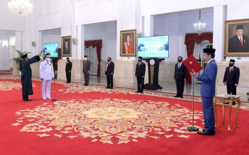 PELANTIKAN. Presiden Joko Widodo (Jokowi) dan Gubernur Kepulauan Riau Isdianto di sela-sela pelantikan di Istana Presiden, 27 Juli 2020 lalu. foto: istimewa