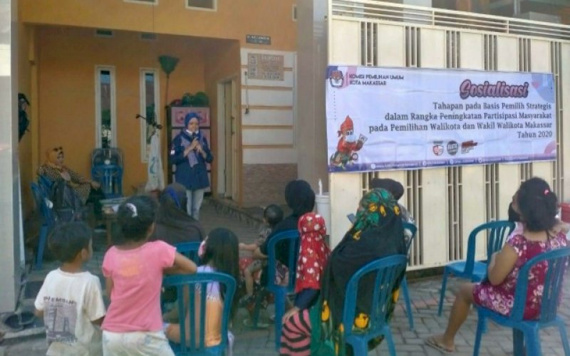 SOSIALISASI. Suasana sosialisasi dan pendidikan pemilih terkait Pilwalkot Makassar 2020 yang dilaksanakan PPK sebagai perwakilan KPU Makassar di Posyandu Asoka XII Kelurahan Barombong, Kecamatan Tamalate, Kamis (27/8/2020). foto: istimewa