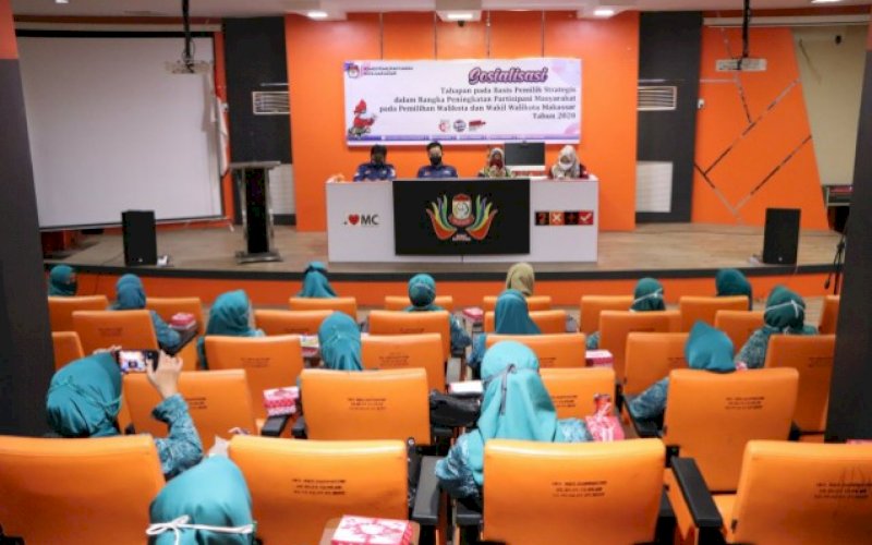 SOSIALISASI. Suasana sosialisasi Pilwalkot Makassar 2020 yang dilaksanakan KPU Kota Makassar di Aula Kantor Camat Rappocini, Rabu (26/8/2020). foto: istimewa
