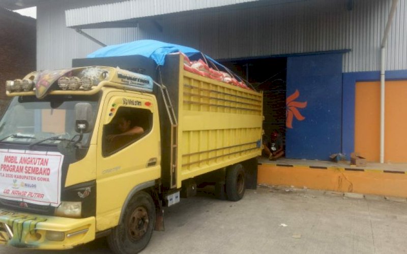 ANGKUT BERAS. Kendaraan mengangkut beras program BPNT yang akan disalurkan di Kabupaten Gowa. foto: istimewa