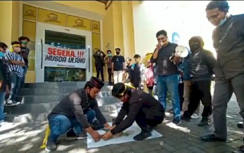 DISEGEL. Koalisi Muda Partai Golkar (KMPG) Sulsel menyegel Sekretariat DPD I Partai Golkar Sulsel di Jl Bontolempangan, Jumat (28/8/2020). foto: istimewa