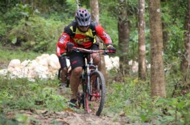 Gowes Kamtibmas TCC Brimob Bone Taklukkan Puncak Battoa