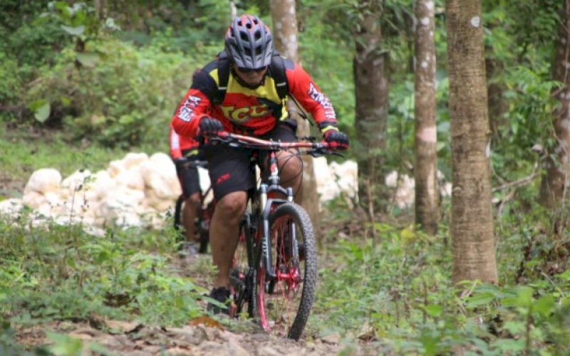 GOWES. Danyon C Pelopor Satuan Brimob Polda Sulsel, Kompol Nur Ichsan, menganyuh sepeda mempimpin rombongan TCC menuju puncak Gunung Battoa yang berada di Desa Cingkang, Kecamatan Barebbo, Kabupaten Bone, Sabtu (8/8/2020). foto: istimewa