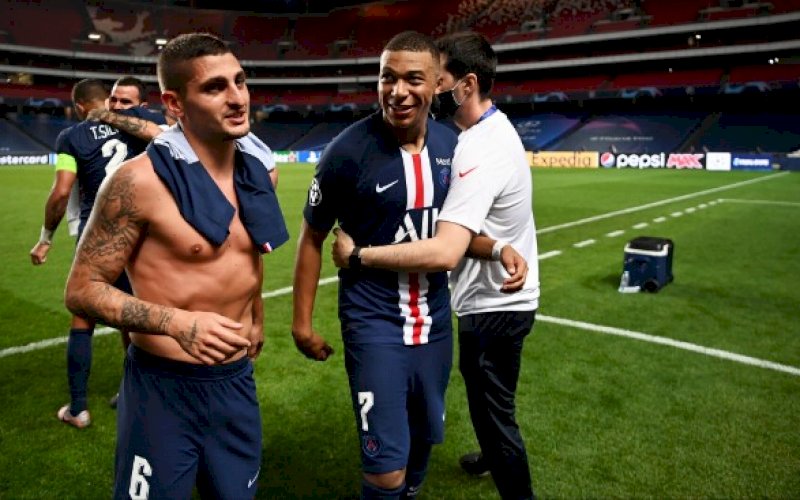 PESTA KEMENANGAN. Pemain Paris Saint-Germain (PSG) Marco Verratti (kiri) dan Kylian Mbappe&nbsp;bersama rekan-rekannya merayakan keberhasilan lolos ke final Liga Champions usai mengalahkan RB Leipzig 3-0 di babak semifinal di Estadio da Luz, Lisbon, Rabu (19/8/2020) dini hari WITA. foto: twitter @ChampionsLeague